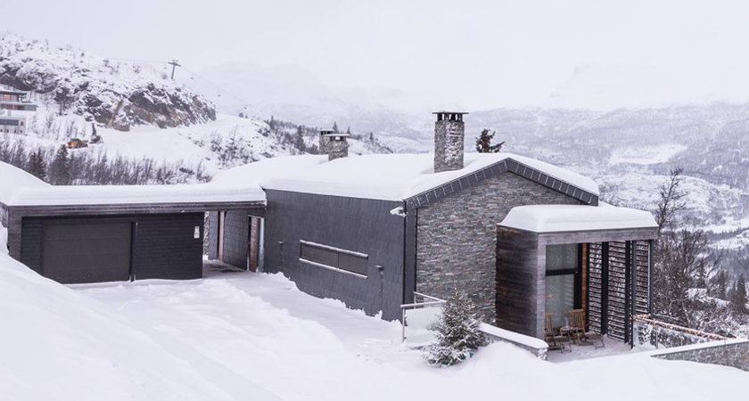 A stunning mountain retreat featuring a Stonepanel façade, blending natural elegance with durability in extreme weather conditions