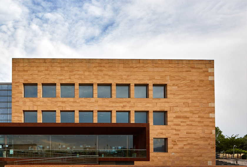 Rey Juan Carlos University Library – Fuenlabrada Campus , with teka sandstone façade