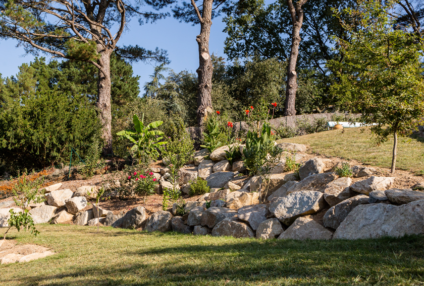 Boulder rocks for retaining walls