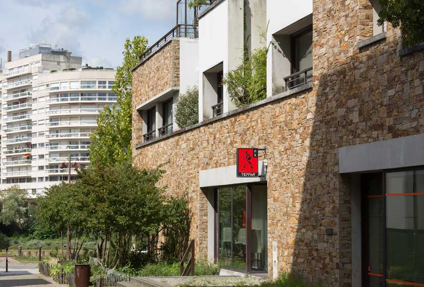 Saint Yrieix Gneiss clads the facade of DY 25 Rive Gauche