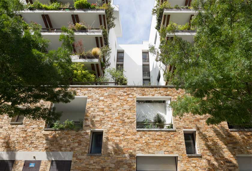 Saint Yrieix Gneiss clads the facade of DY 25 Rive Gauche