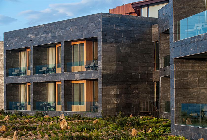 A ventilated facade clad in natural stone. Architects: mecanismo