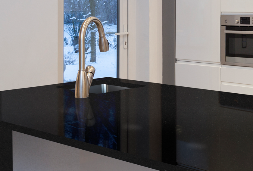 Black countertop for a perfect kitchen design