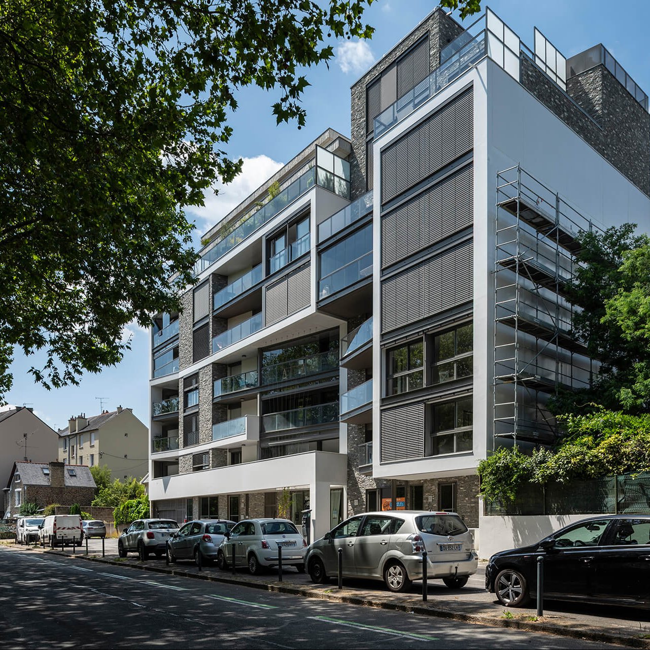 Integrating natural stone into a residential building