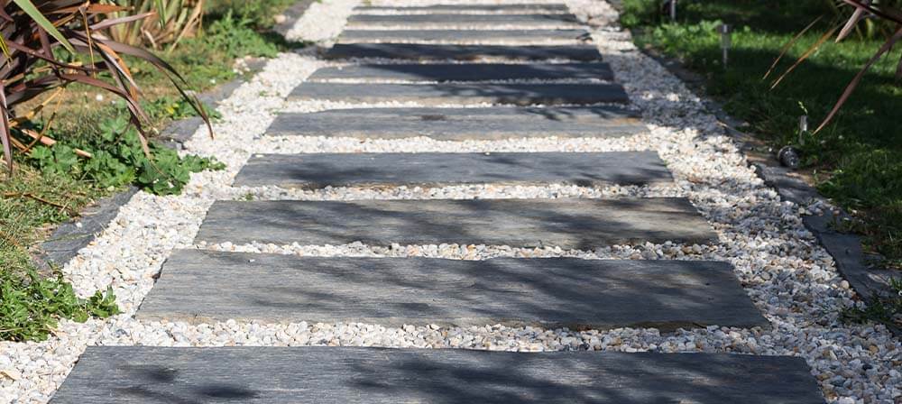 garden path with black slate infercoa