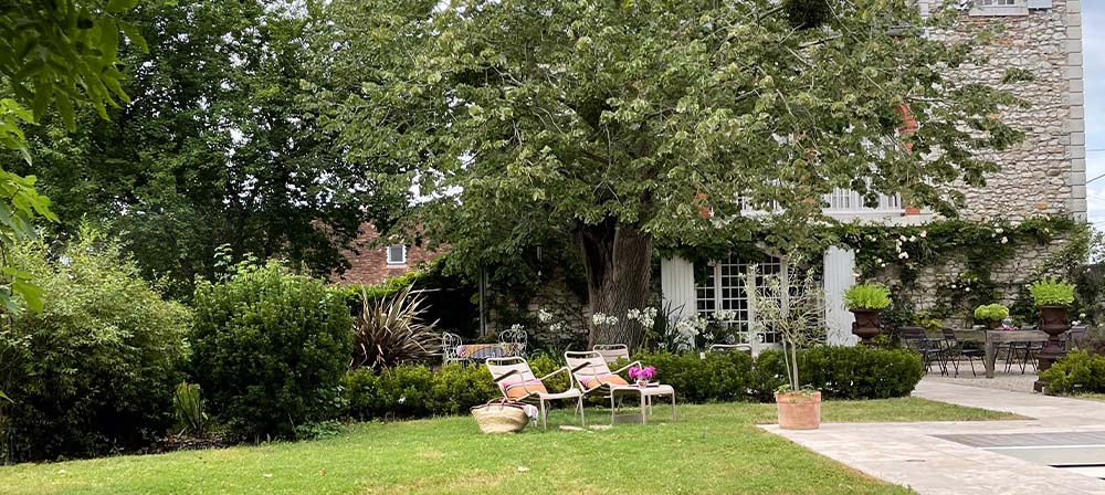 garden with chairs in chateau montfort