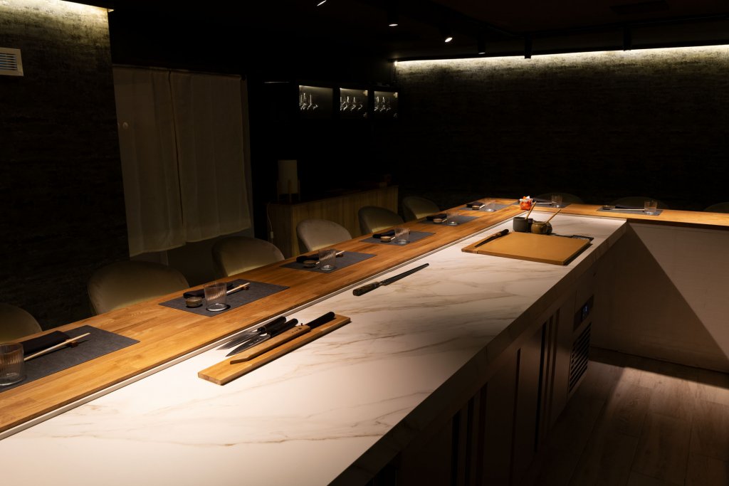 Dolomiti combines timeless elegance with the strength of a low-maintenance porcelain countertop. Its white marble-inspired design adds sophistication and charm while ensuring lasting durability and everyday practicality