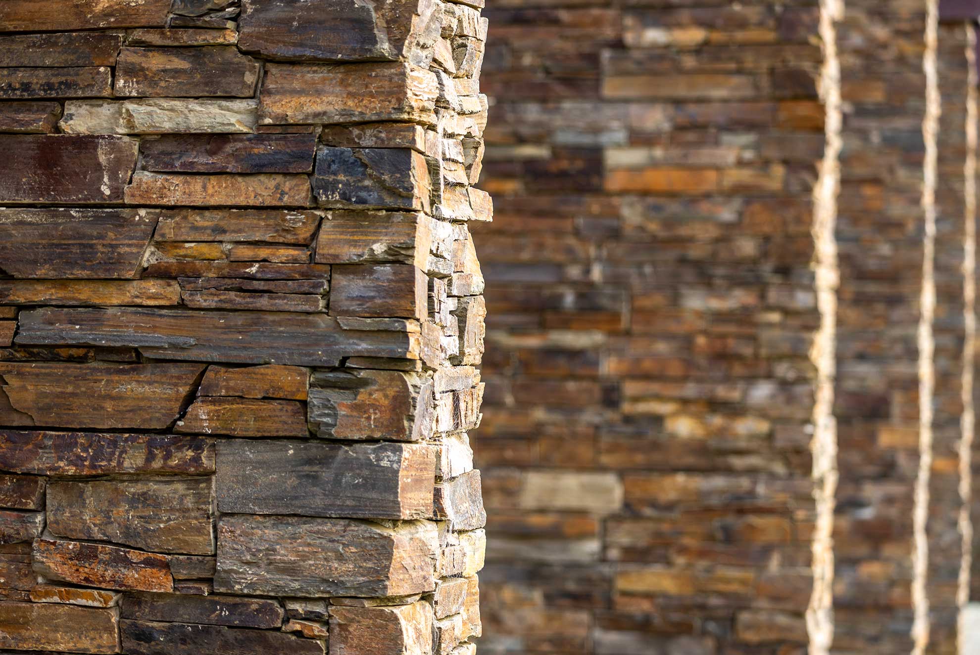 Close-up of STONEPANEL™ Multicolor with massif corners, showcasing the rich textures and warm tones of natural stone cladding.