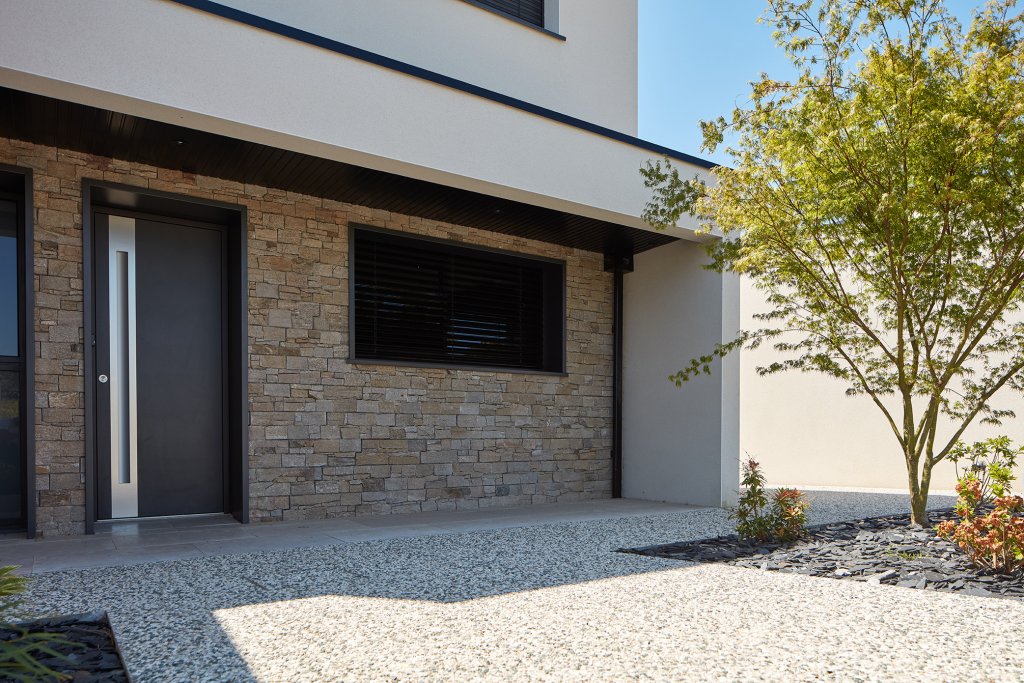 Natural stone façade with Stonepanel Sylvestre.