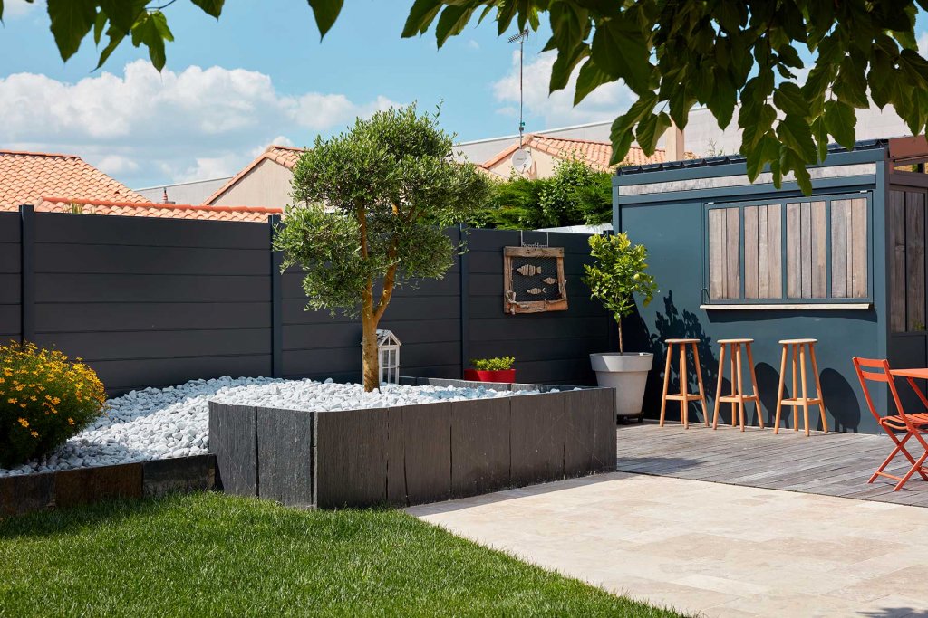 Rustic charm with Infercoa schist, travertine, and wood. garden.